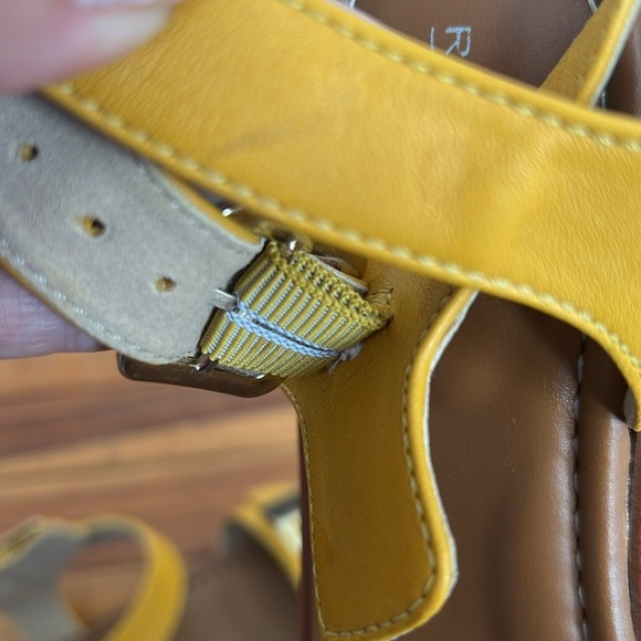 Rockport Total Motion Yellow Leather Zadie Sandals with Buckle - Size 7.5 - Picture 10 of 10
